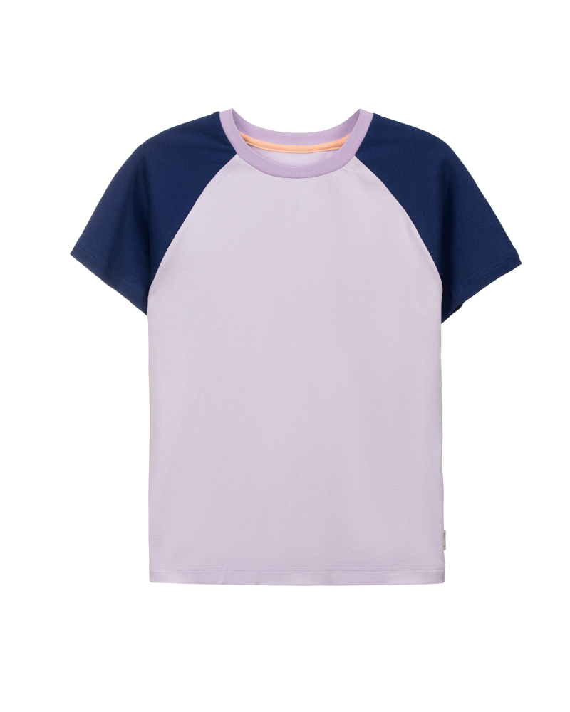 Faires T-Shirt von Oktopulli in den Farben Flieder und Blau mit Raglan Ärmeln im Unisex-Schnitt