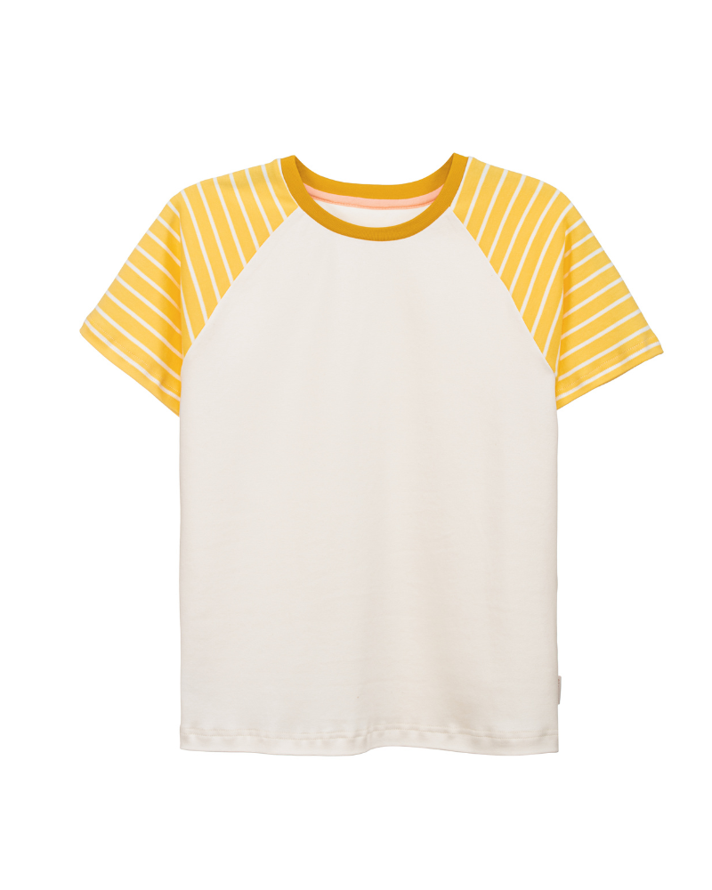 Faires T-Shirt der Marke Oktopulli aus Bio-Baumwolle in weiß mit gelb-weiß gestreiften Ärmeln 
