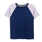Raglan Shirt aus Bio-Baumwolle von Oktopulli in der Farbe Blau mit fliederfarbenen Ärmeln.
