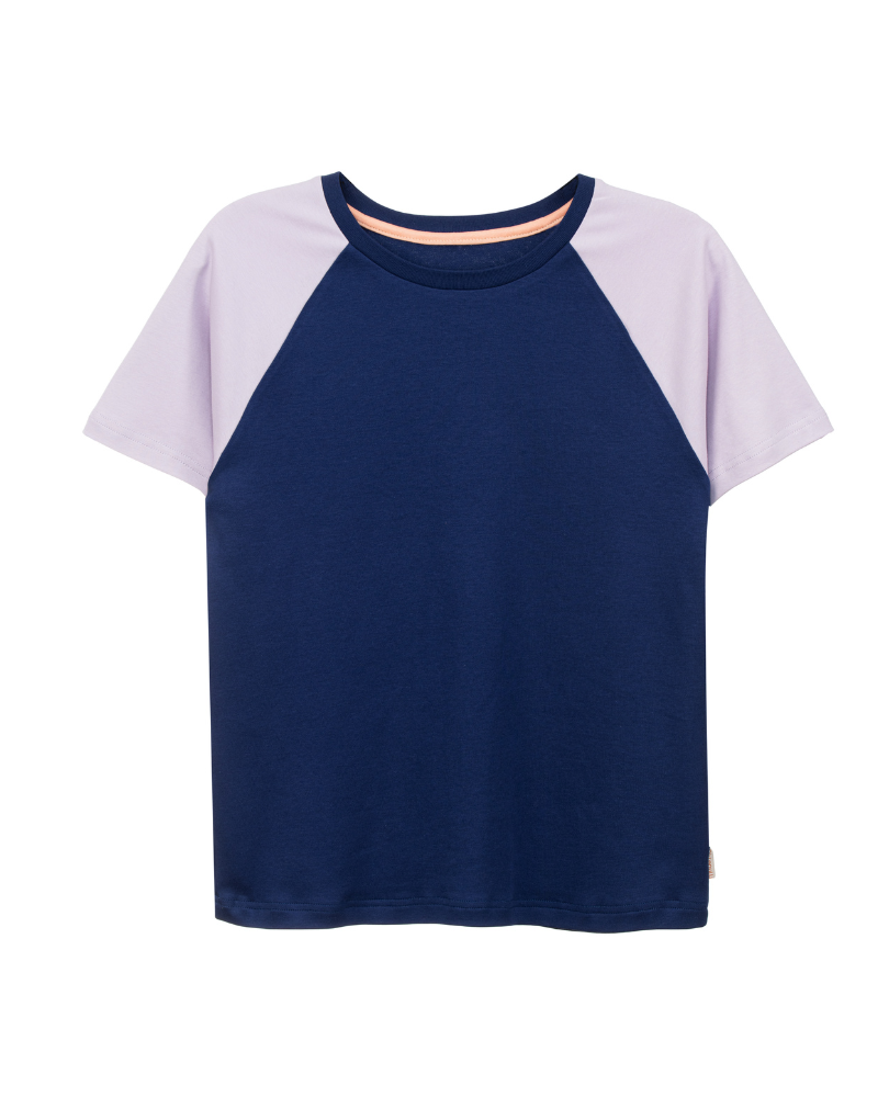 Raglan Shirt aus Bio-Baumwolle von Oktopulli in der Farbe Blau mit fliederfarbenen Ärmeln. 