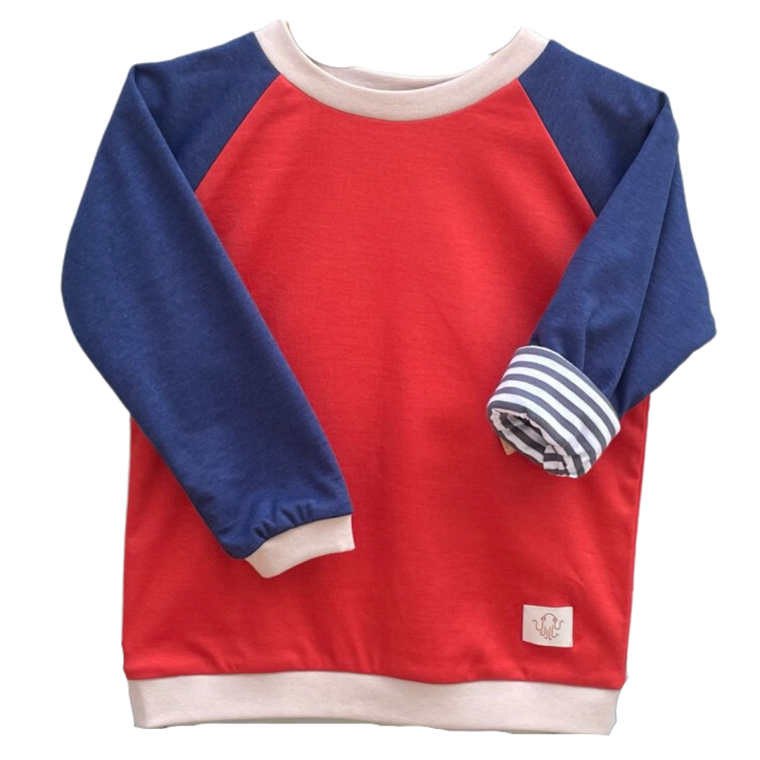 Mitwachsendes Langarmshirt für Kinder aus Bio-Baumwolle in Rot Blau von der Marke Oktopulli 