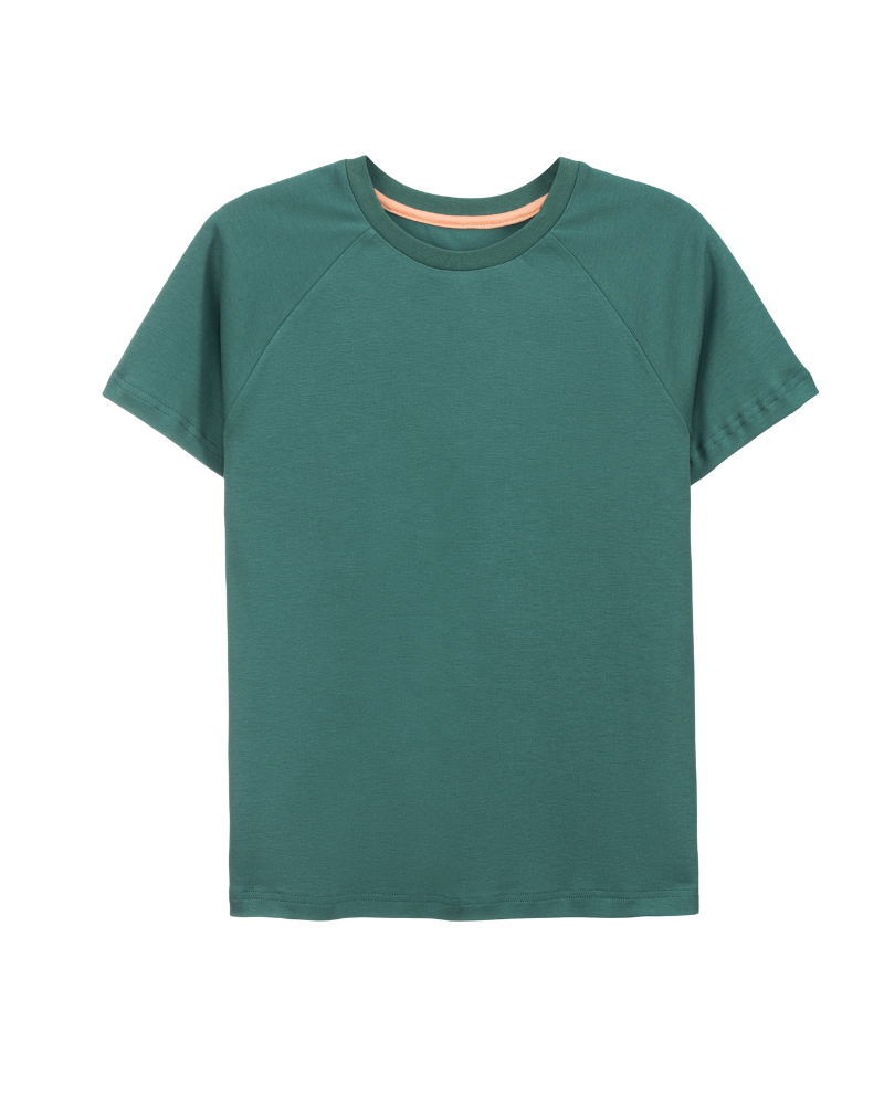 Ein grünes Raglan Shirt im Unisex-Schnitt aus Bio-Baumwolle der Marke Oktopulli