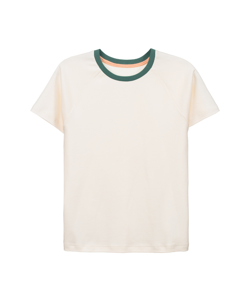 Faires T-Shirt aus Bio-Baumwolle in Weiß mit grünem Halsbündchen im Unisex-Schnitt der Marke Oktopulli