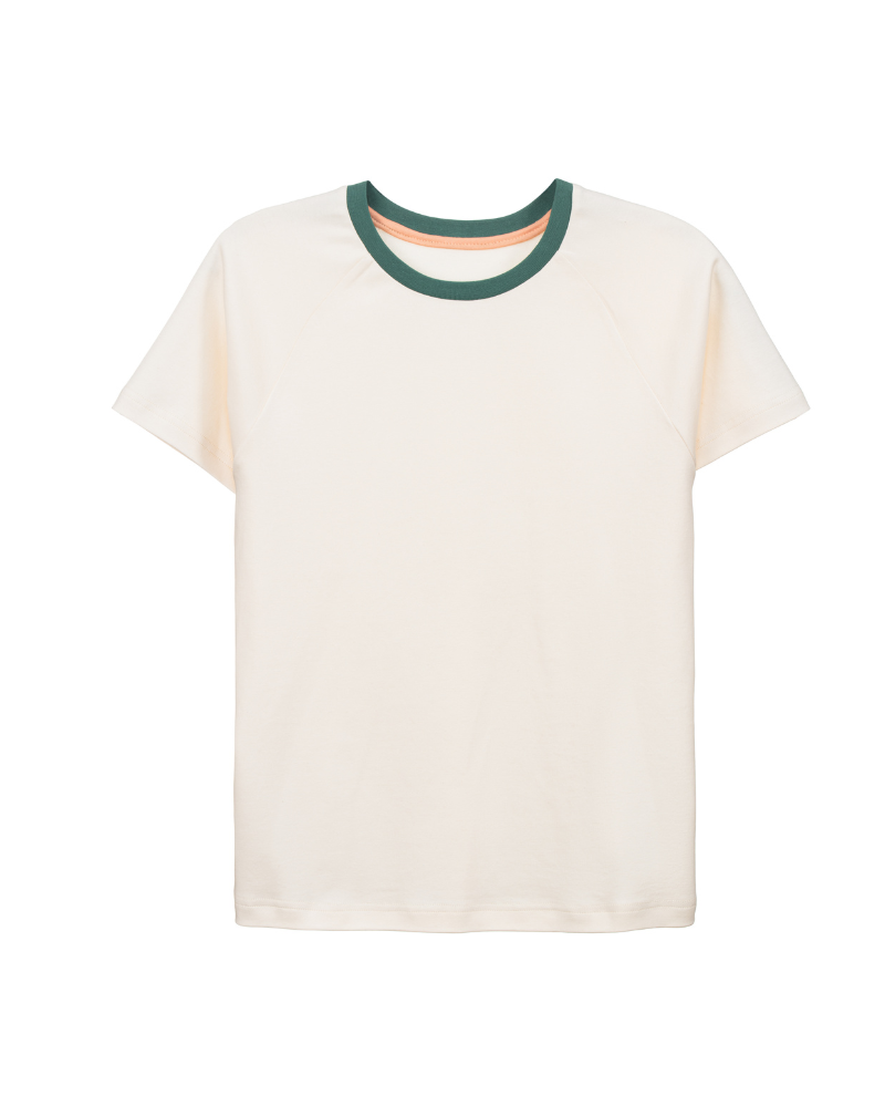 Faires T-Shirt aus Bio-Baumwolle in Weiß mit grünem Halsbündchen im Unisex-Schnitt der Marke Oktopulli 
