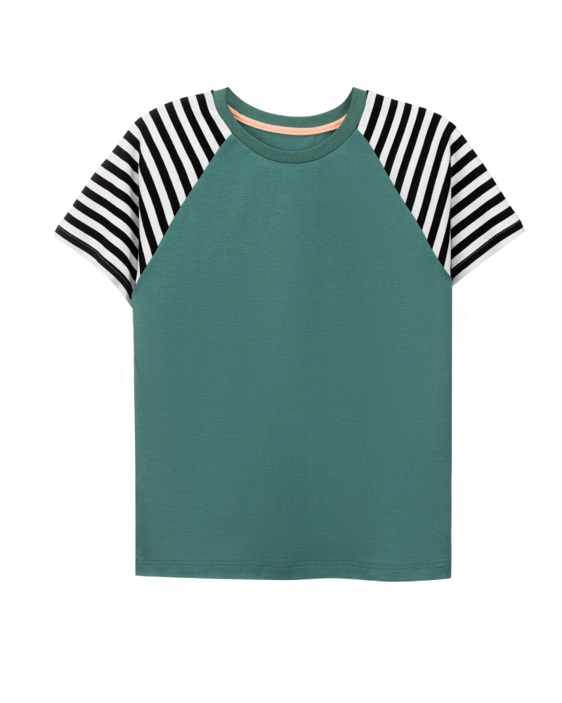 Faires Shirt im Unisex-Schnitt aus Bio-Baumwolle in Grün mit schwarz-weiß gestreiften Ärmeln von Oktopulli