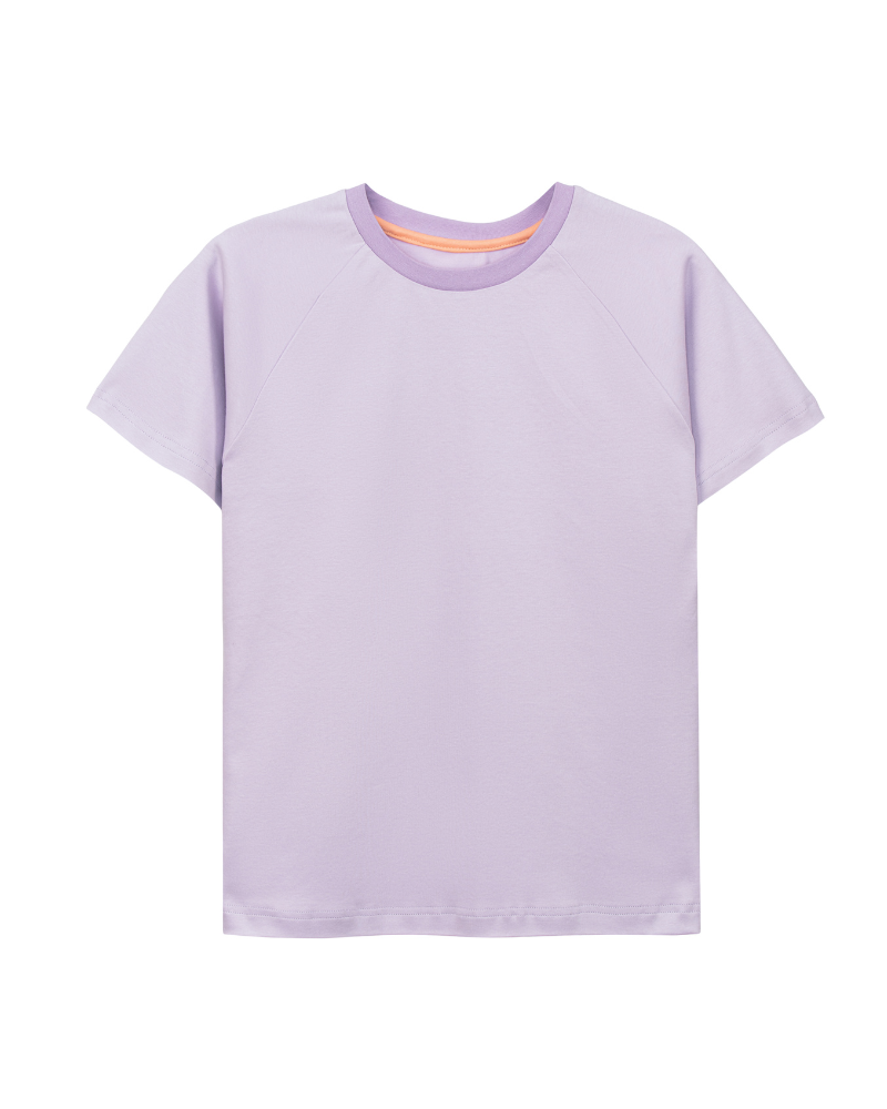 Ein fliederfarbenes Raglan Shirt im Unisex-Schnitt aus Bio-Baumwolle der Marke Oktopulli 
