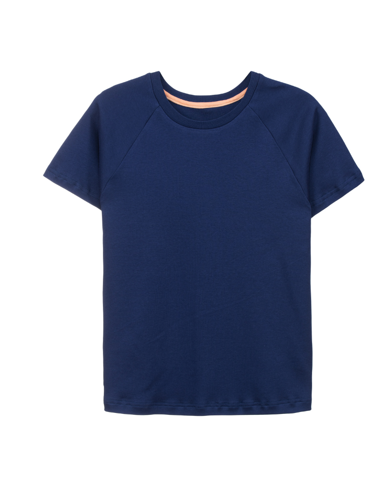 Ein marineblaues Raglan Shirt aus Bio-Baumwolle  der Marke Oktopulli im Unisex-Schnitt
