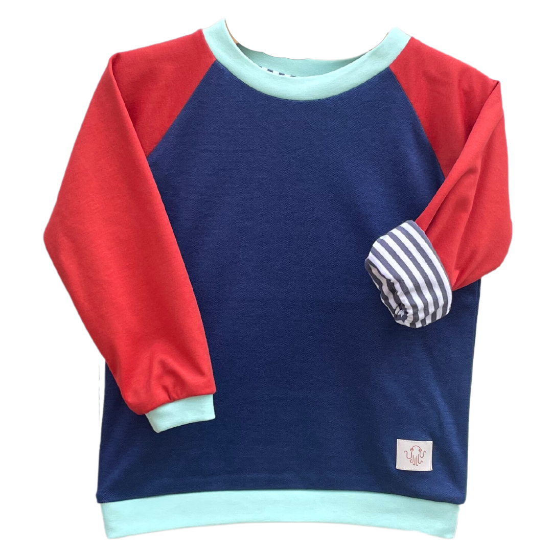 Faires Langarmshirt für Kinder aus Bio-Baumwolle in Dunkelblau mit roten Ärmeln von der Marke Oktopulli