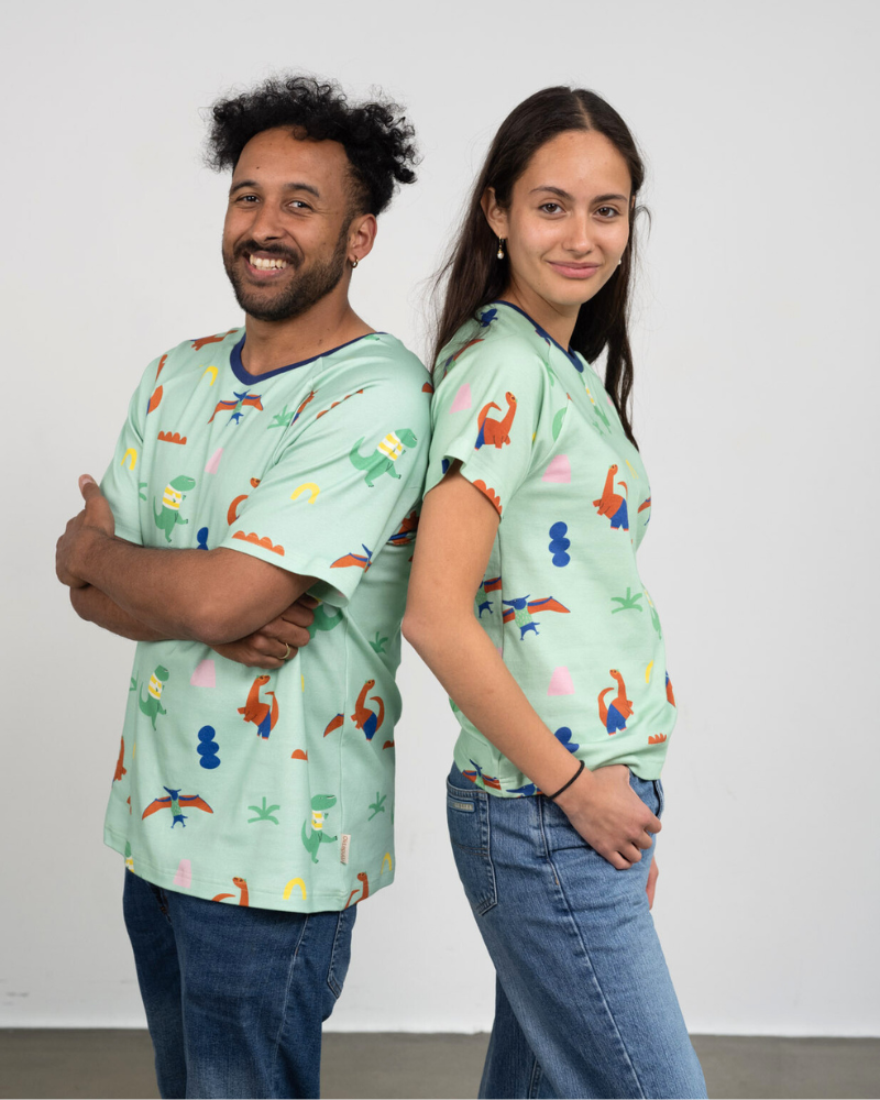 Eine Frau und ein Mann tragen beide das faire Shirt aus Bio-Baumwolle mit dem Motiv Dino Party von der Marke Oktopulli