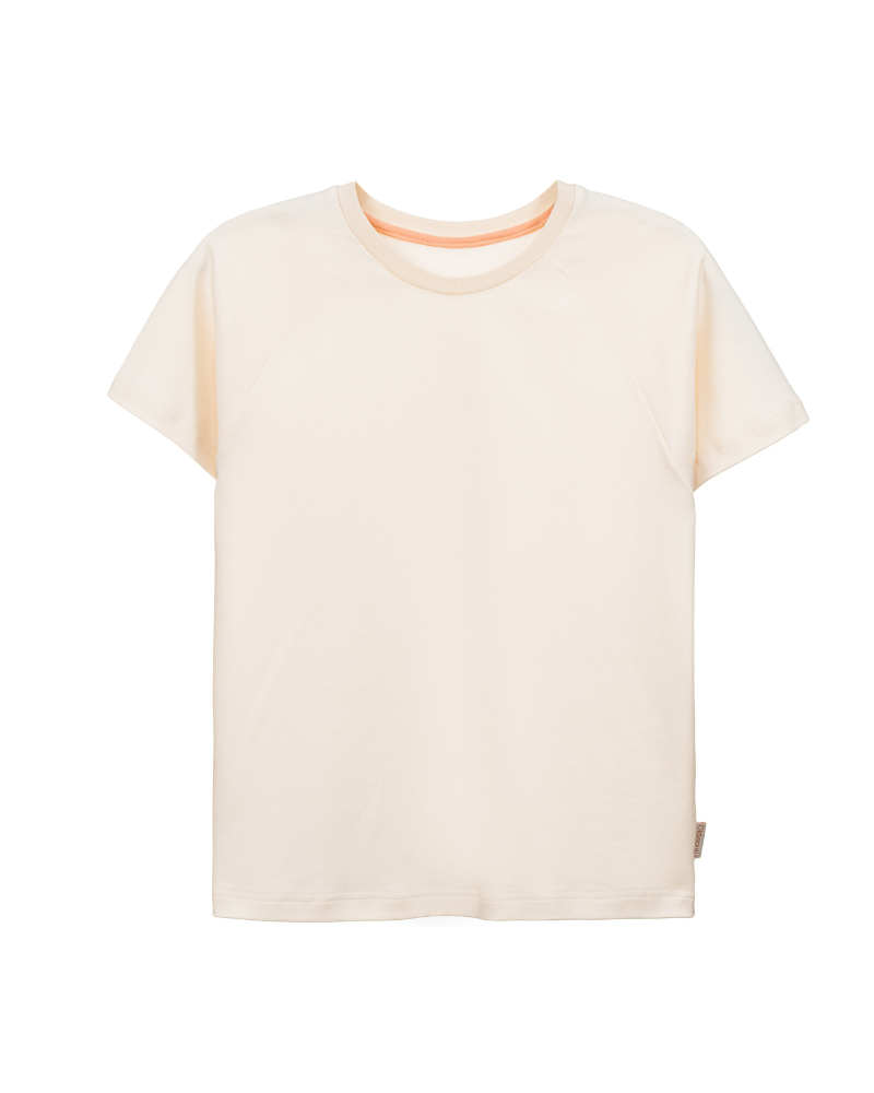 Ein weißes Raglan Shirt aus Bio-Baumwolle der Marke Oktopulli im Unisex-Schnitt.