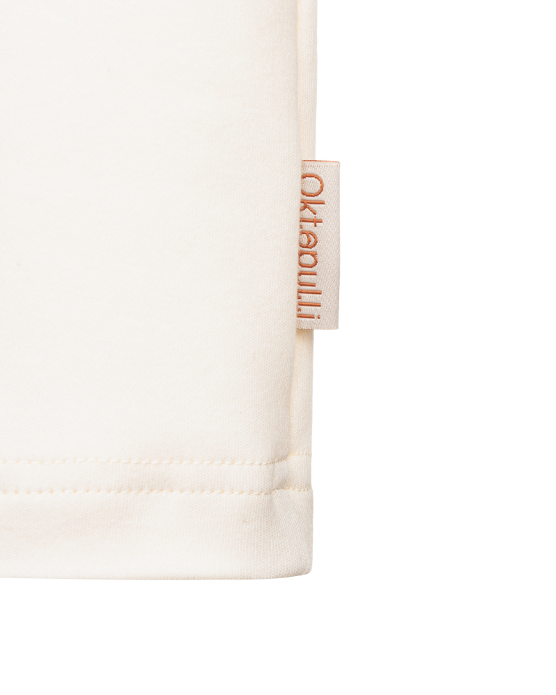 Nahaufnahme eines weißen fairen Shirts mit Etikett von Oktopulli