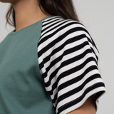 Nahaufnahme des fairen T-Shirts mit Raglan Ärmeln von Oktopulli