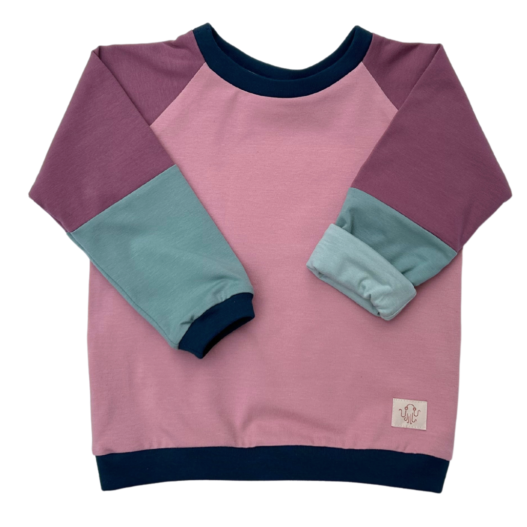 Mitwachsendes Langarmshirt für Kinder aus Bio-Baumwolle von Oktopulli in Flieder Blau