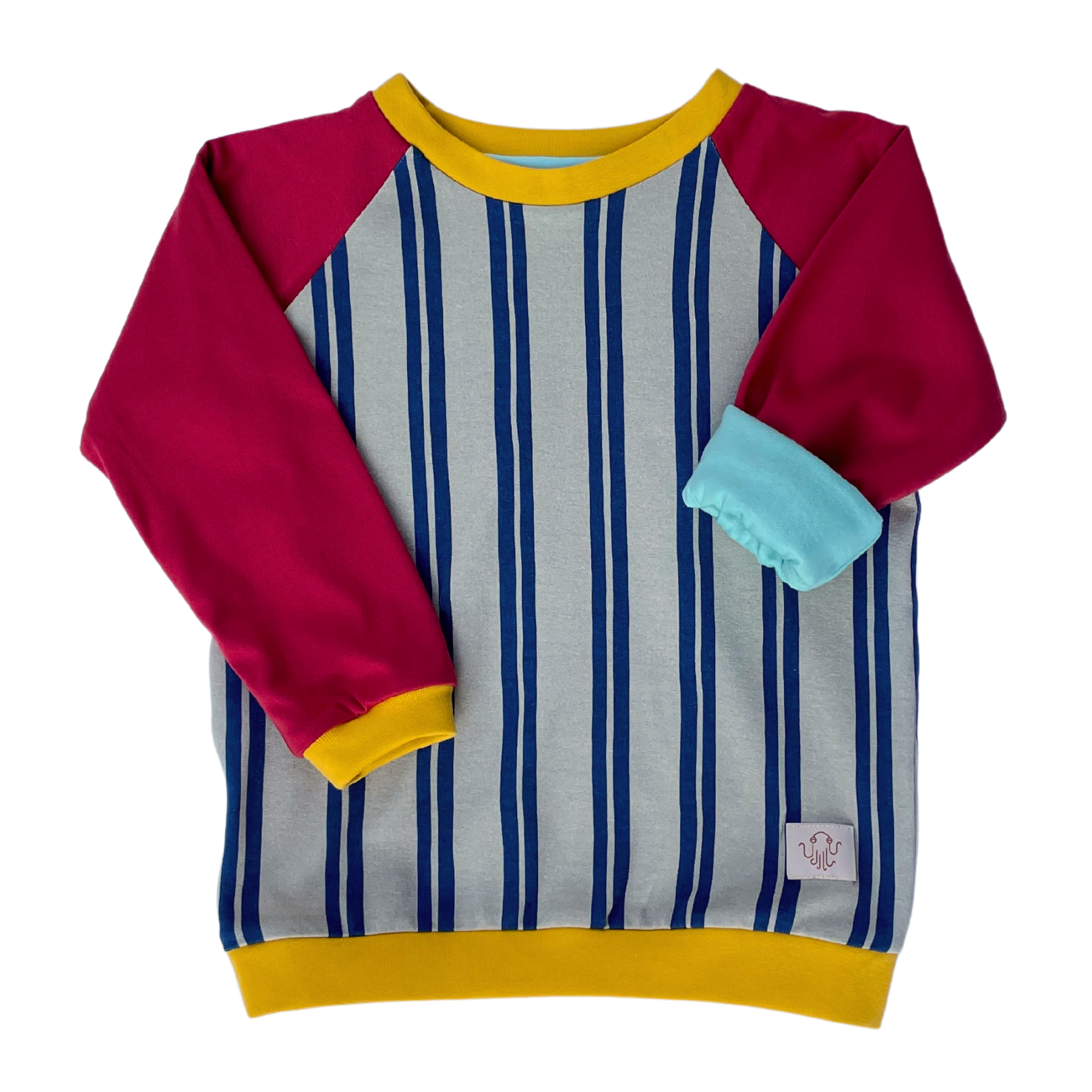 Faires mitwachsendes Langarmshirt für Kinder aus Bio-Baumwolle von Oktopulli mit Streifen und roten Ärmeln