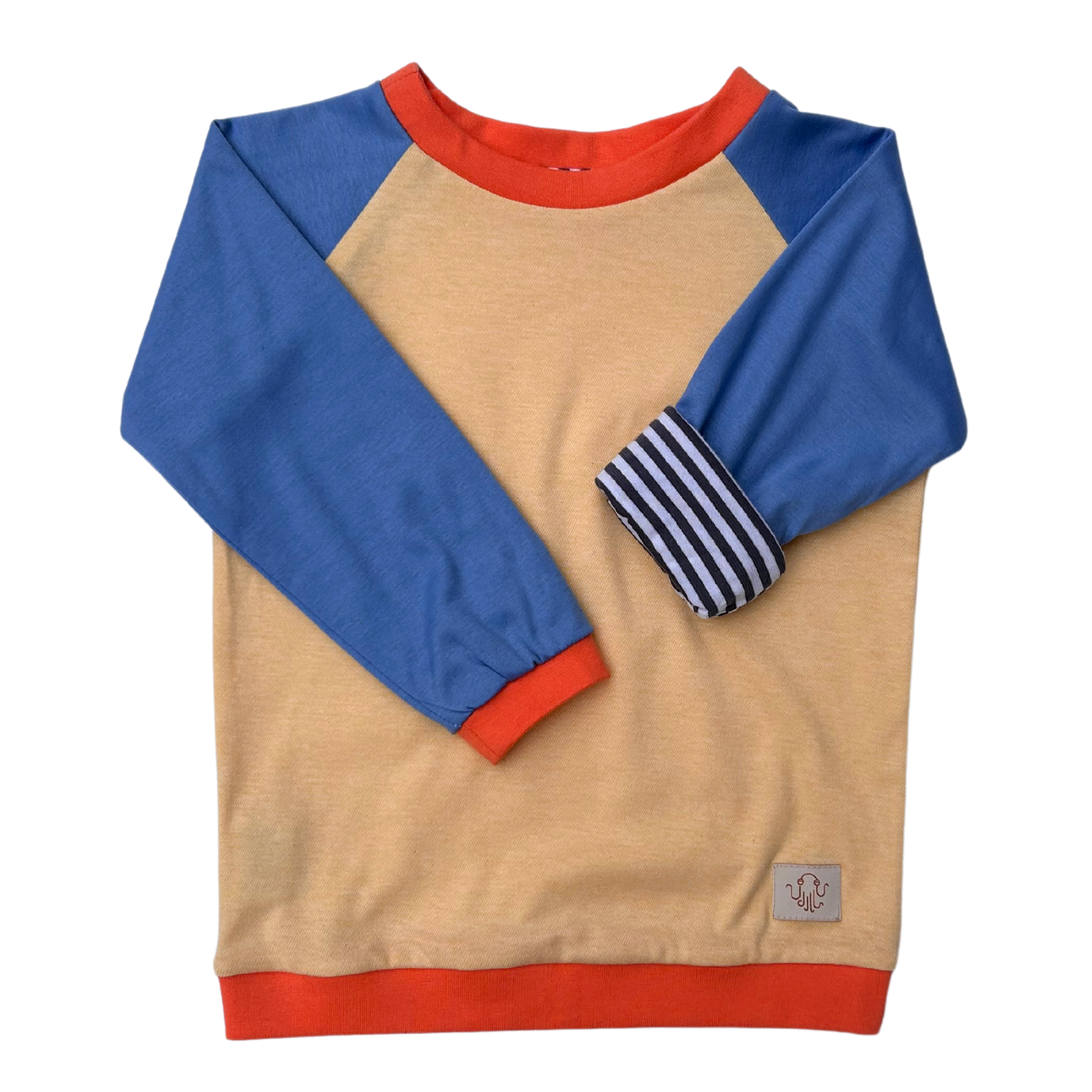 Mitwachsendes Langarmshirt für Kinder aus Bio-Baumwolle mit blauen Ärmeln von der Marke Oktopulli 