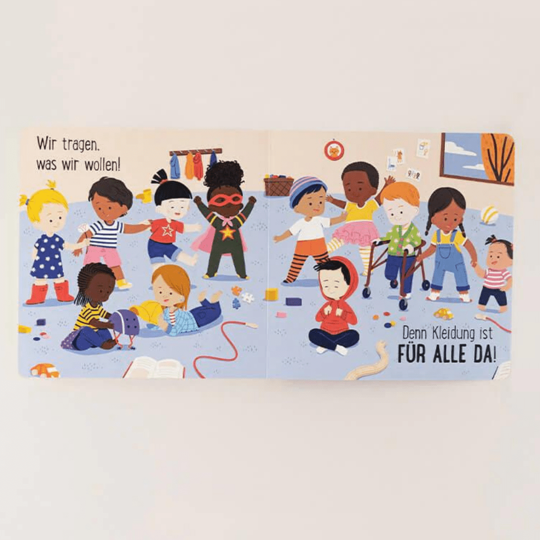 Viele unterschiedliche Kinder. "Wir tragen was wir wollen! Denn Kleidung ist für alle da!"
