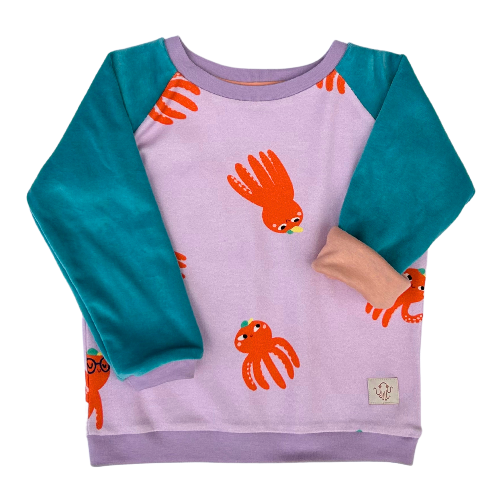 Mitwachsender Alltagsbegleiter für Kinder mit Oktopus-Motivstoff und blauen Ärmeln im Unisex-Schnitt aus Bio-Baumwolle 