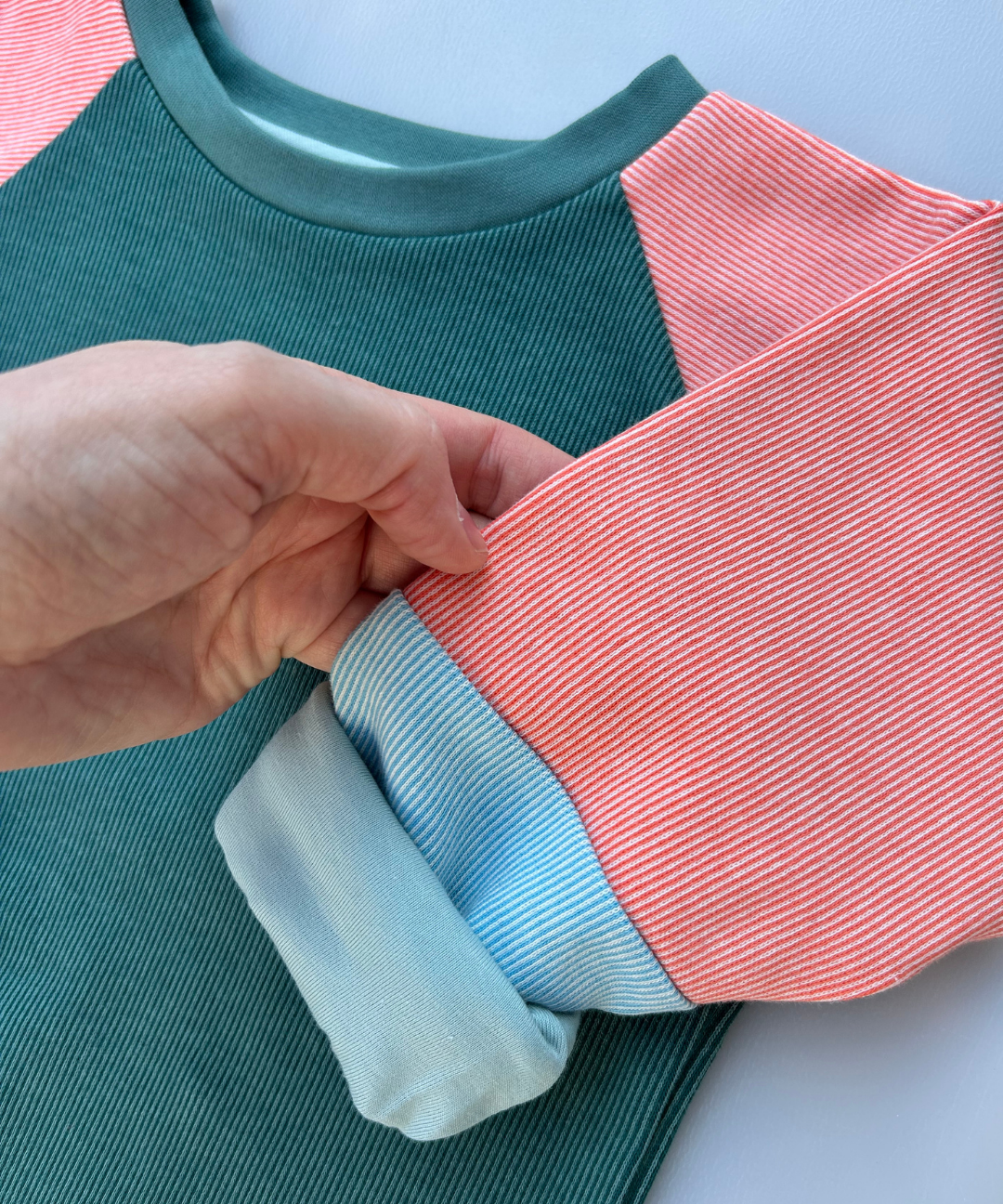 Mitwachsender Sweater Kinder ganzjährig | Alltagsbegleiter Rip | Staubgrün - Koralle - Himmelblau