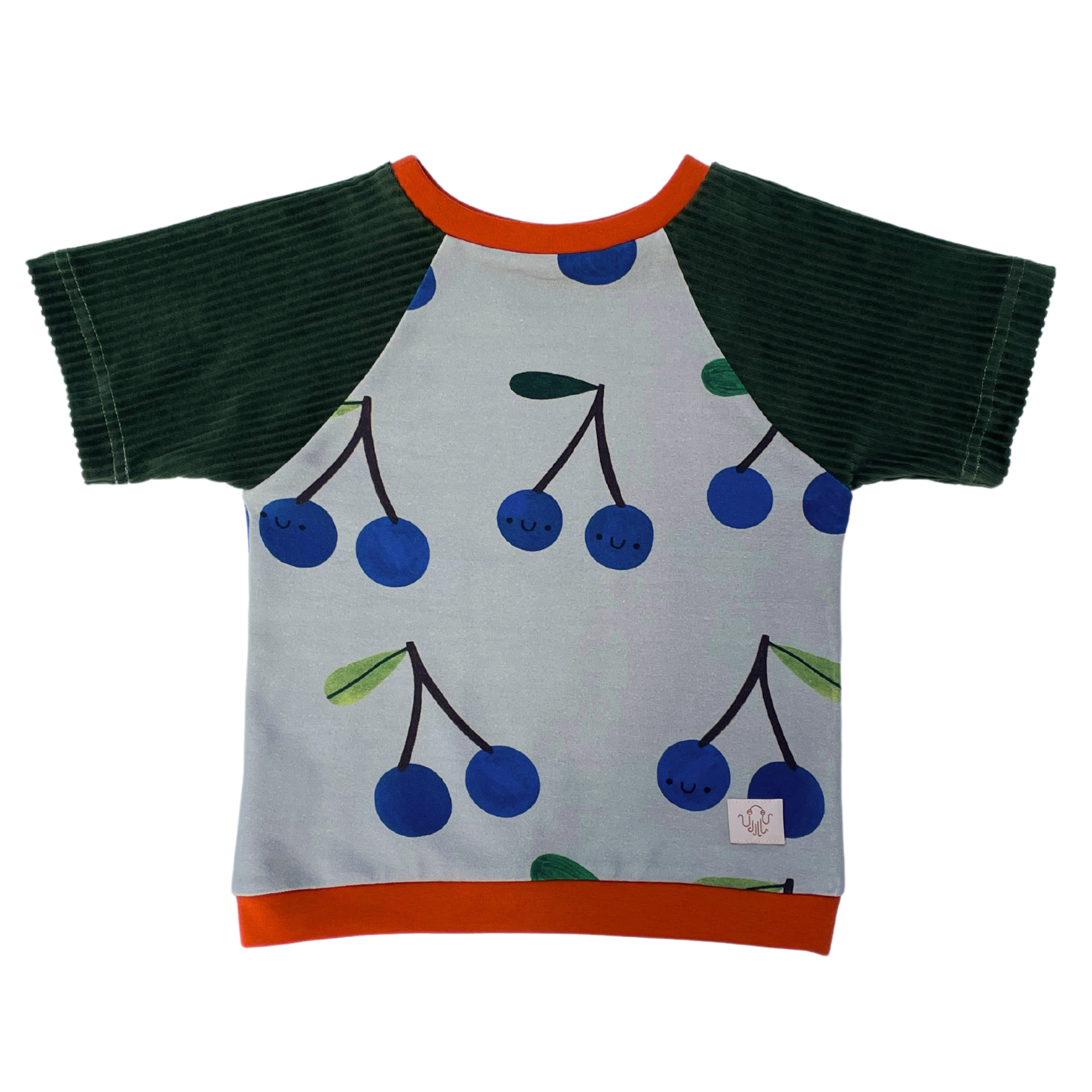 Kurzarm Shirt mit Rundhalsausschnitt für Kinder mit blauen Kirschen aus Bio-Baumwolle im Unisex-Schnitt
