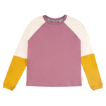 Erwachsenenpulli mit Raglanärmeln Benja in vier Farben. Korpus altrosa. Ärmel zweigeteilt. Obere Farbe creme, untere Farbe gelb. Halsbündchen altrosa. Armbündchen gelb. An den Seitennähten befinden sich kleine Schlitze. 