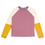Erwachsenenpulli mit Raglanärmeln Benja in vier Farben. Korpus altrosa. Ärmel zweigeteilt. Obere Farbe creme, untere Farbe gelb. Halsbündchen altrosa. Armbündchen gelb. An den Seitennähten befinden sich kleine Schlitze. 