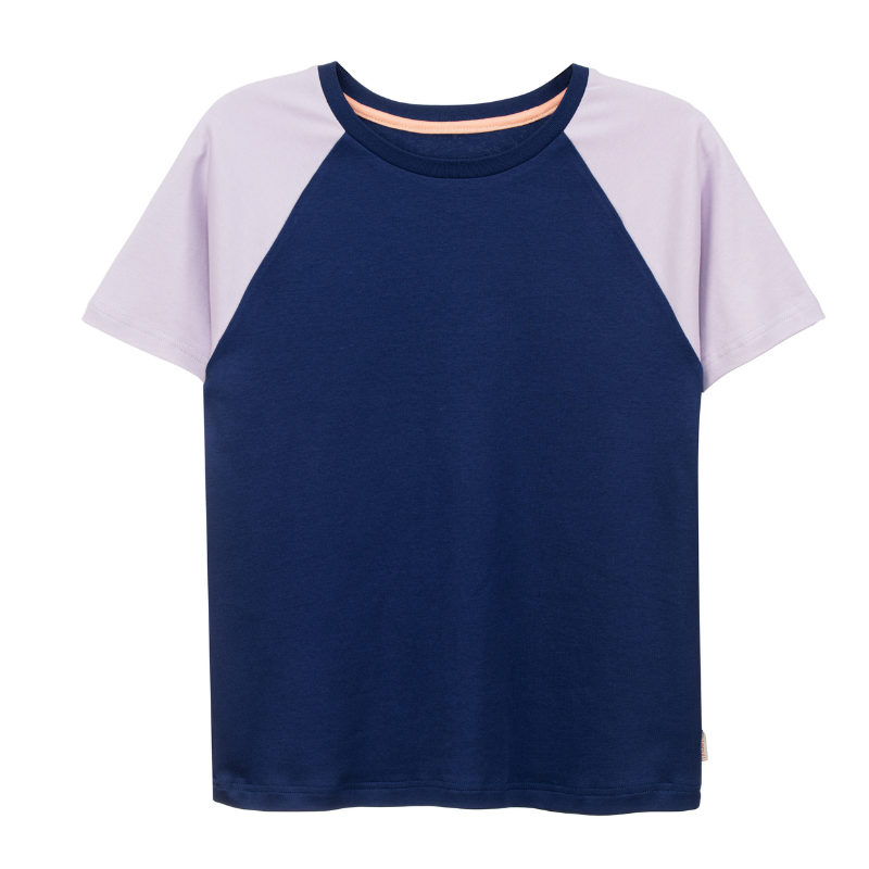 Raglan Shirt aus Bio-Baumwolle von Oktopulli in der Farbe Blau mit fliederfarbenen Ärmeln. 