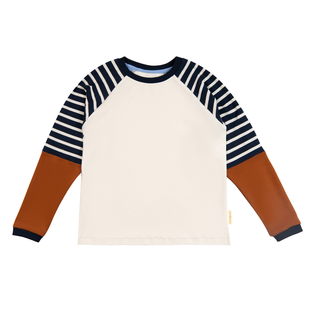 Erwachsenenpulli mit Raglanärmeln Eike in drei farben. Korpus creme. Ärmel zweiteilig. Oberer Teil gestreift in marineblau und weiß. Unterer Teil kaffeebraun. Halsbündchen und Ärmelbündchen marineblau. An den Seitennähten befinden sich kleine Schlitze. 