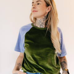 Nicki Shirt - kurzarm | aus fairer Bio-Baumwolle | Colorblock Avocadogrün/Flieder