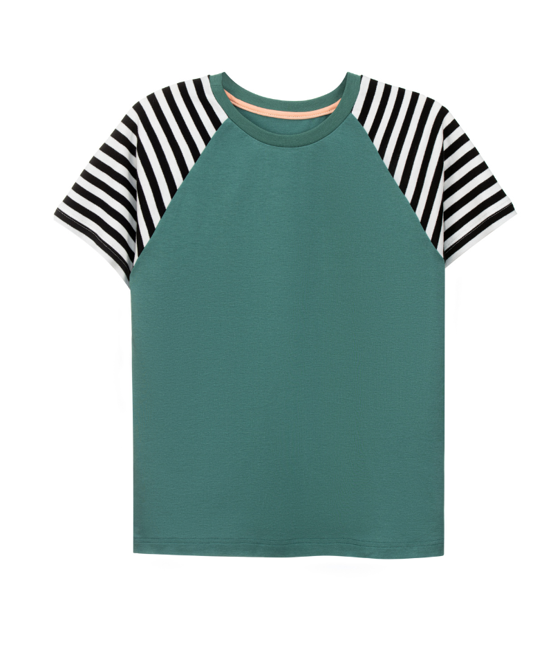 Faires Shirt im Unisex-Schnitt aus Bio-Baumwolle in Grün mit schwarz-weiß gestreiften Ärmeln von Oktopulli