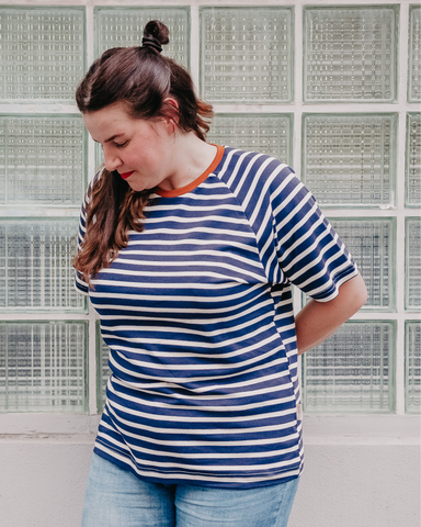 Raglan Shirt aus fairer Bio-Baumwolle | Dunkelblau/Weiß gestreift