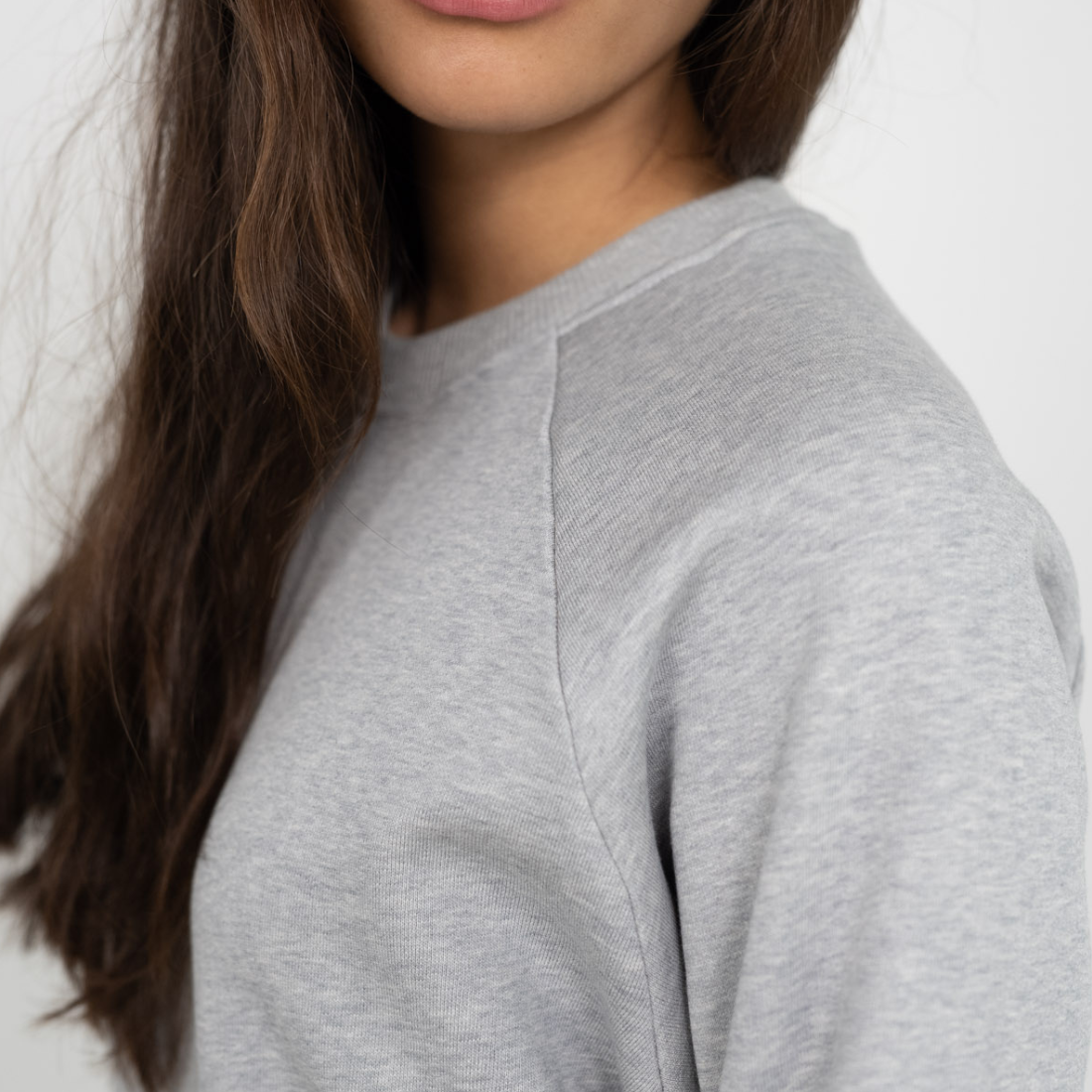 Genderneutraler Kuschelpullover in Grau aus Bio-Baumwolle von der Marke Oktopulli