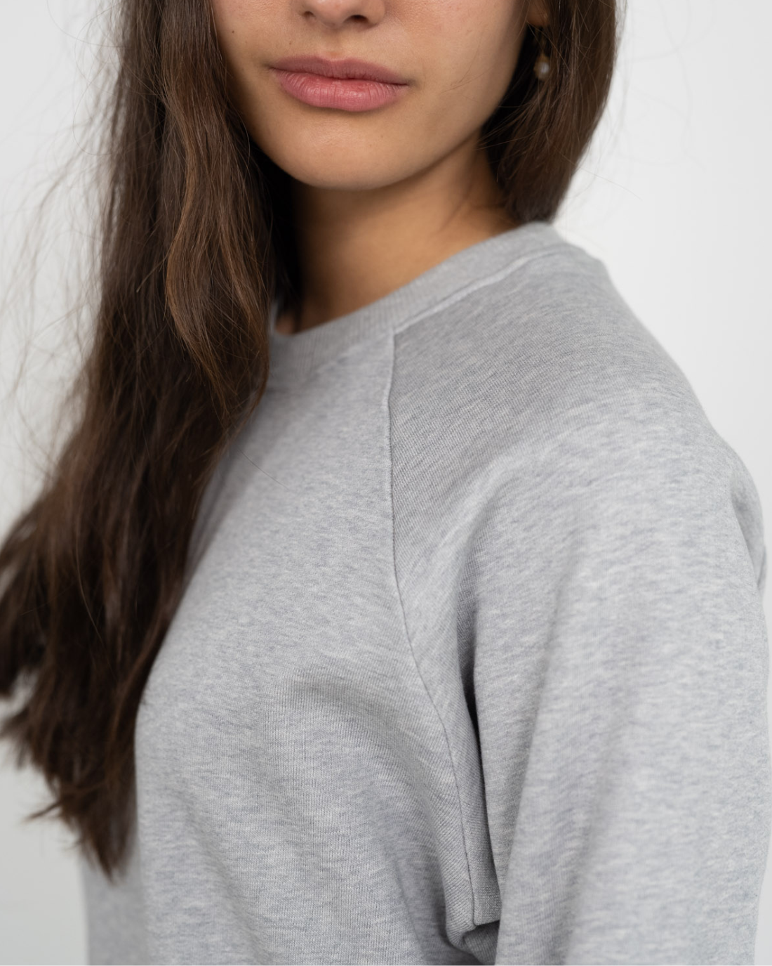 Genderneutraler Kuschelpullover in Grau aus Bio-Baumwolle von der Marke Oktopulli