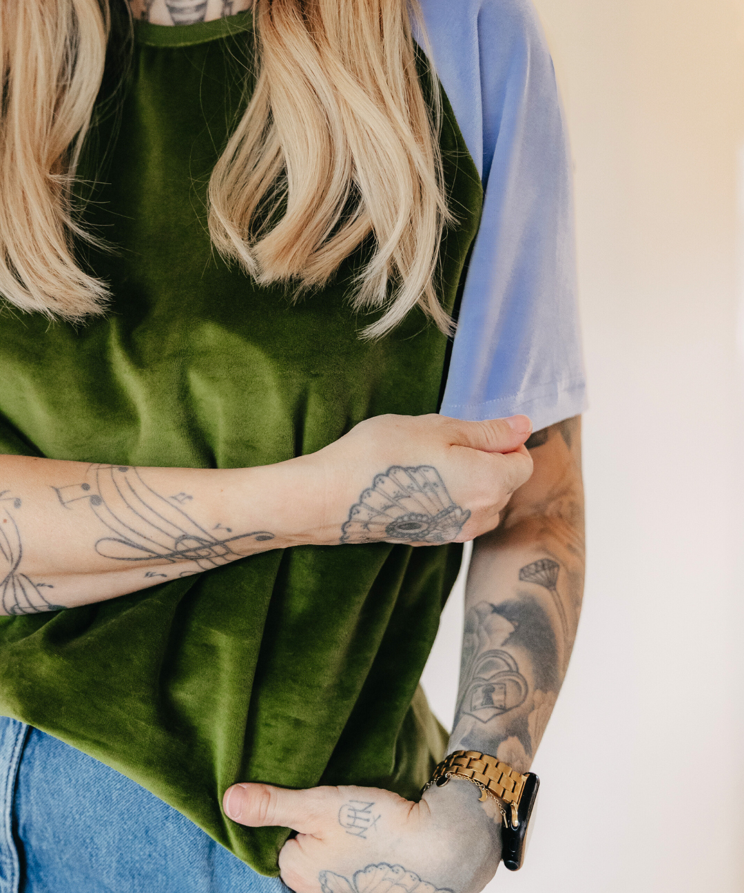 Samtiges unisex T-Shirt aus Bio Nicki | Colorblock Avocadogrün/Flieder