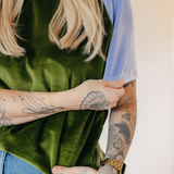 Nicki Shirt - kurzarm | aus fairer Bio-Baumwolle | Colorblock Avocadogrün/Flieder
