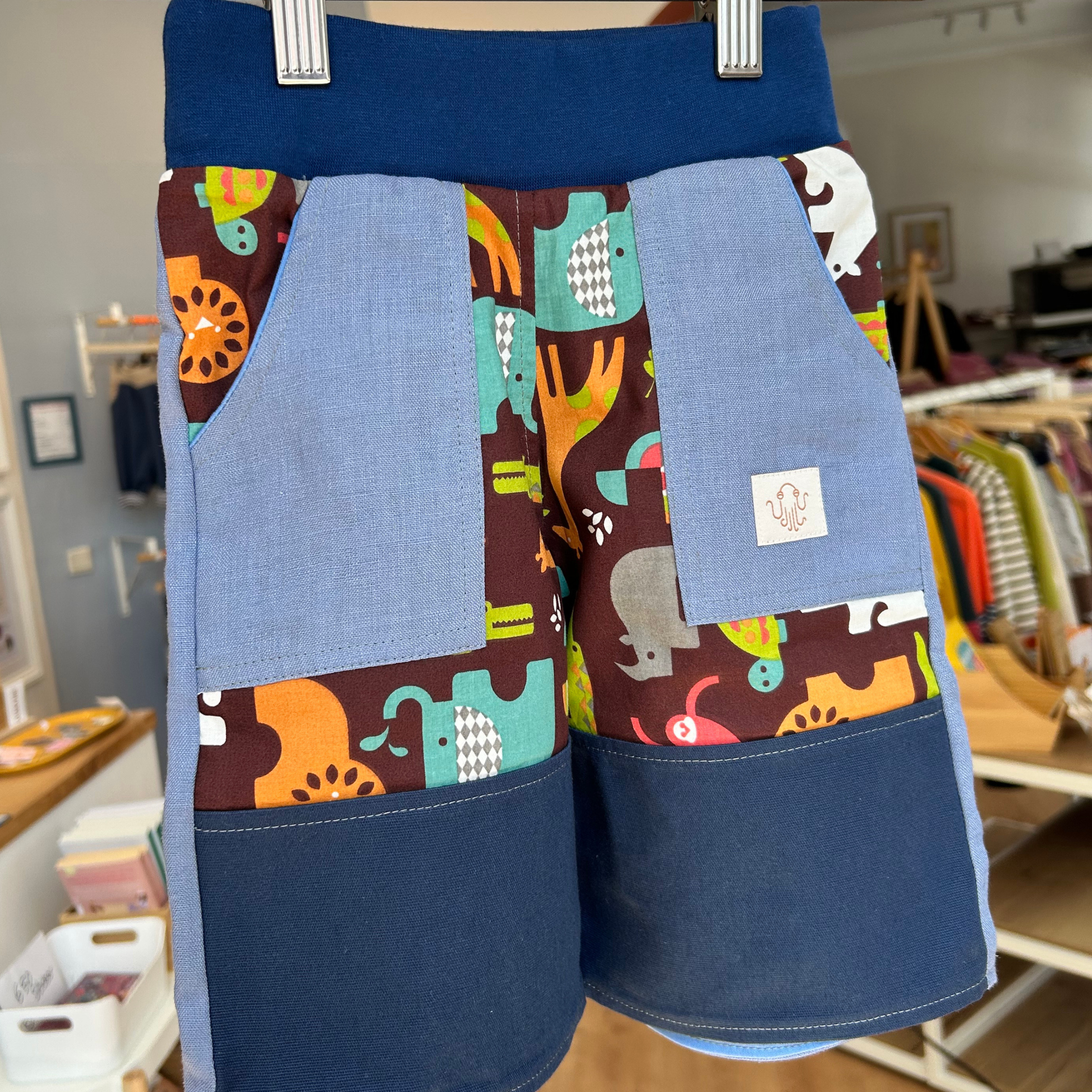 30. Mitwachsende kurze Kinderhose mit Knieschutz ganzjährig | 100 % Leinen| Wilde Tiere - Frühlingsblau