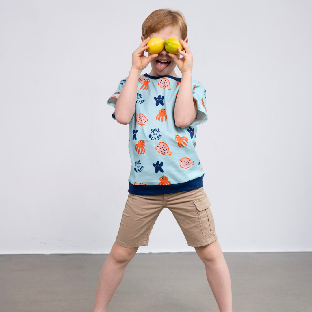 Kurzarm-Shirt mit Rundhalsausschnitt für Kinder in Blau mit eigenem Motivstoff mit Meerestieren 