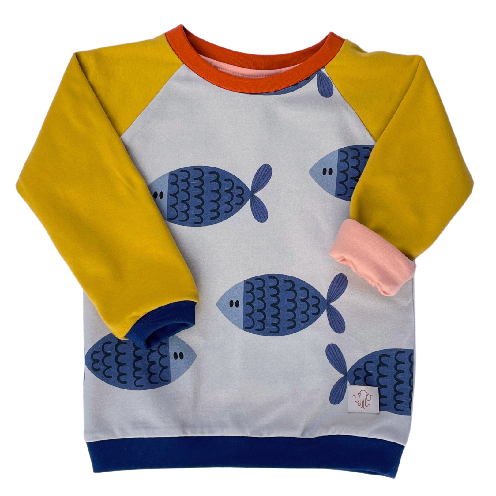 Mitwachsendes Langarmshirt für Kinder aus Bio-Baumwolle mit einem Fisch-Motiv von der Marke Oktopulli 