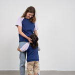 Eine Frau und ein Kind tragen beide das faire Shirt in Blau Flieder von der Marke Oktopulli 