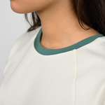 Nahaufnahme des fairen Oktopulli T-Shirts aus Bio-baumwolle in Weiß mit grünem Halsbündchen