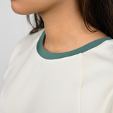 Nahaufnahme des fairen Oktopulli T-Shirts aus Bio-baumwolle in Weiß mit grünem Halsbündchen
