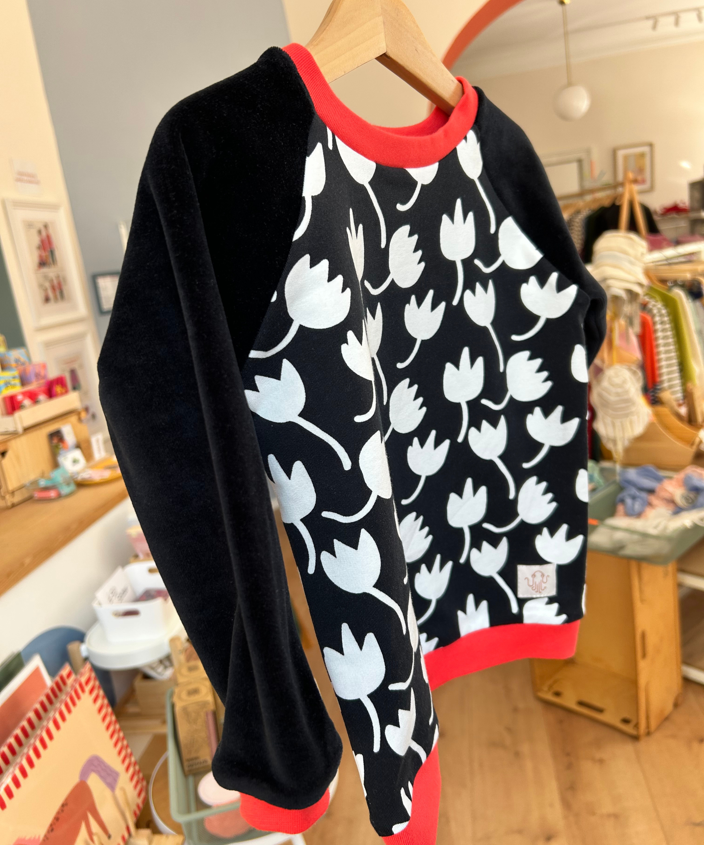23. Mitwachsender Sweater Kinder ganzjährig | Nicki + French Terry | Schwarz - Poppy Red - große Blumen