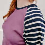 Weiches, langlebiges unisex T-Shirt aus Bio Baumwolle Interlock  | Aubergine  - Creme - Blau gestreift