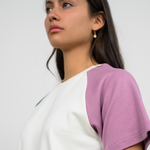 Seitenansicht des weißen T-Shirts aus Bio-Baumwolle mit lila Raglan Ärmel der Marke Oktopulli 