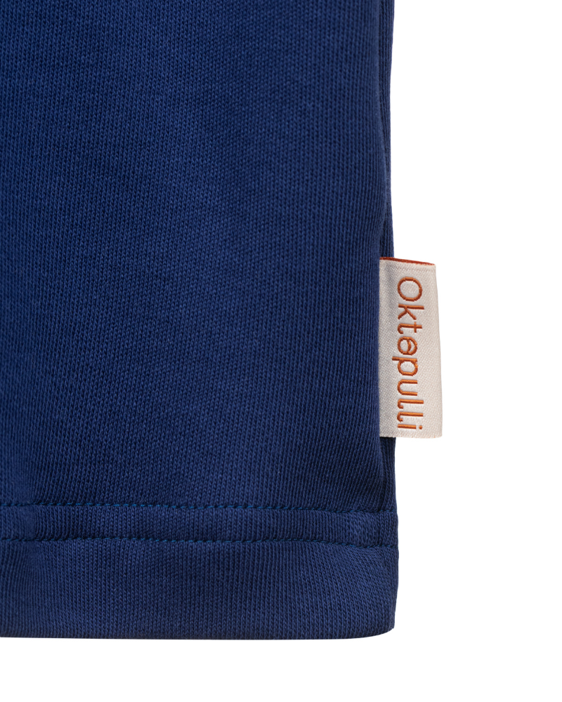 Nahaufnahme eines blauen T-Shirt aus Bio-Baumwolle mit Etikett von Oktopulli