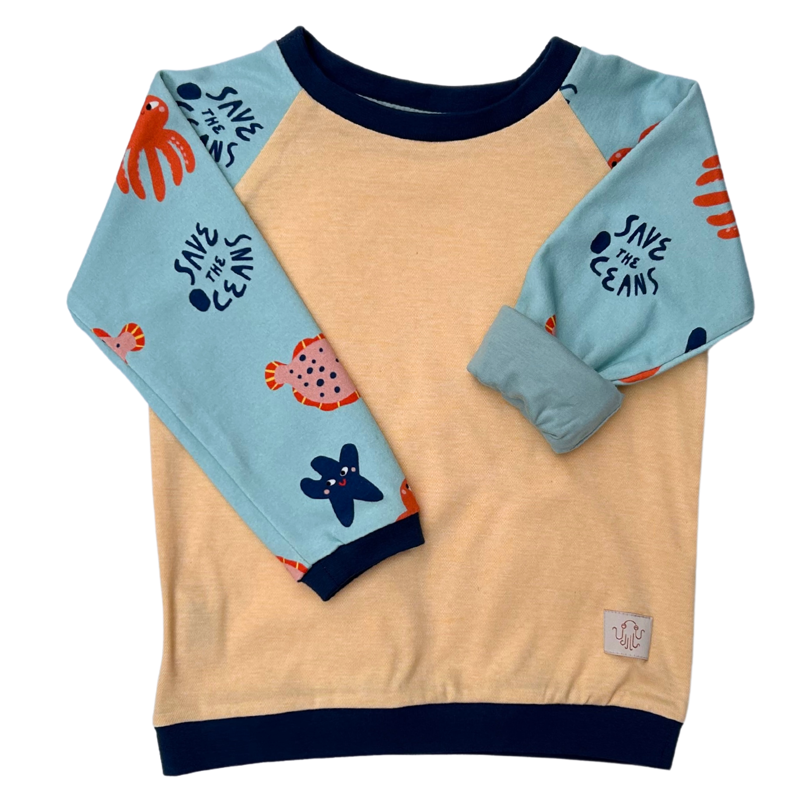 Mitwachsendes Langarmshirt für Kinder aus Bio-Baumwolle von Oktopulli mit Meerestier-Motiv-Ärmeln