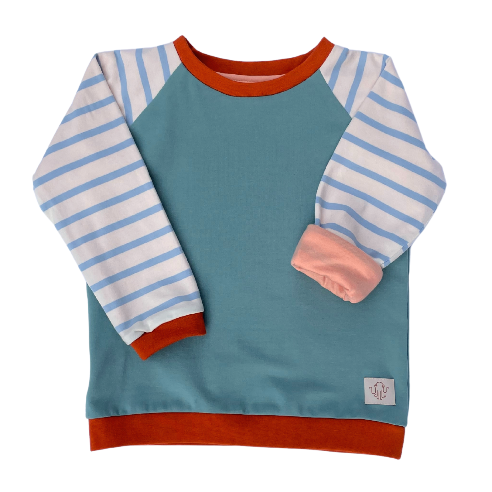 Mitwachsendes Langarmshirt für Kinder aus Bio-Baumwolle von Oktopulli in Hellblau mit gestreiften Ärmeln