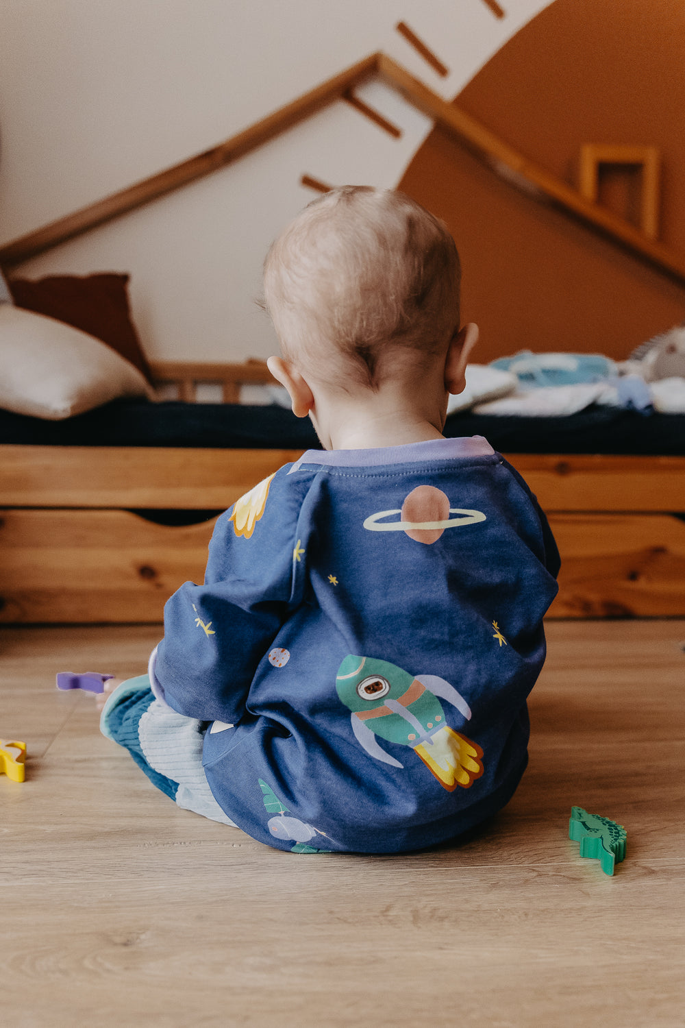 Mitwachsender Sweater Kinder ganzjährig | Bio- Baumwolle | Blau - Flieder | Weltalll 🚀