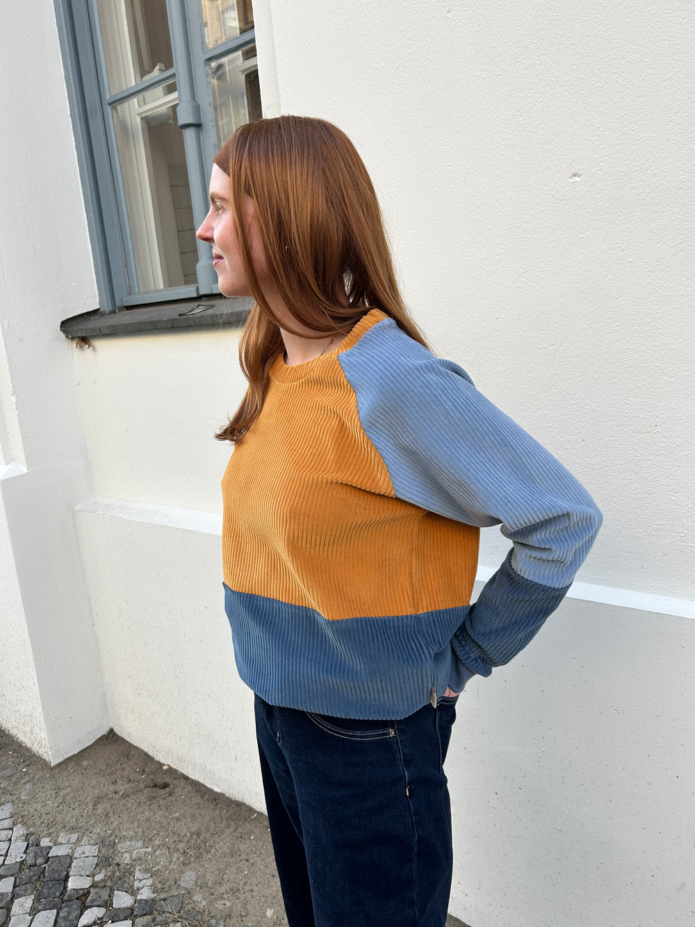 Zeitloser unisex Sweater ganzjährig aus Bio Cordnicki | blaue Pflaume-Messing