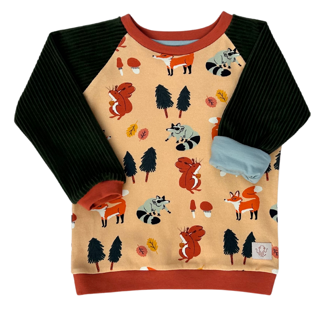 Alltagsbegleiter aus Bio-Baumwolle mit Waldgewusel-Motiv und grünen Cord-Ärmeln im Unisex-Schnitt von der Marke Oktopulli