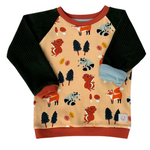 Alltagsbegleiter aus Bio-Baumwolle mit Waldgewusel-Motiv und grünen Cord-Ärmeln im Unisex-Schnitt von der Marke Oktopulli